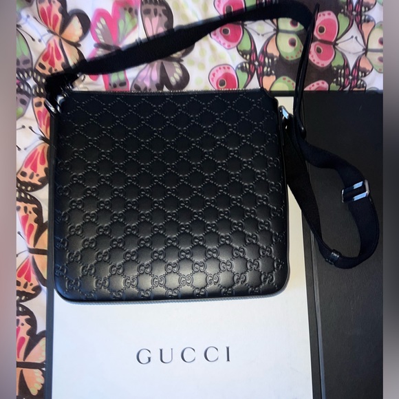 all-over embossed logo print
adjustable shoulder strapzip-fastening pocket - Picture 3 of 3